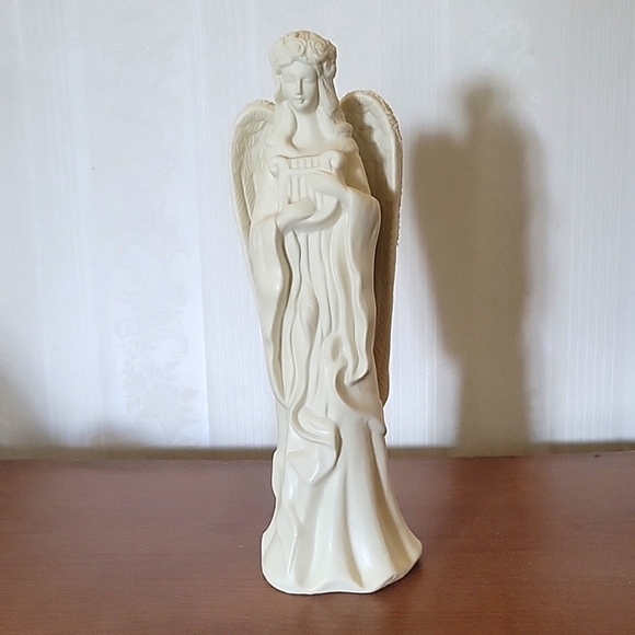 Angel playing a harp - Picture 1 of 4